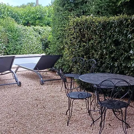 מלון Maison Dans Petit Village Du Gard 4*